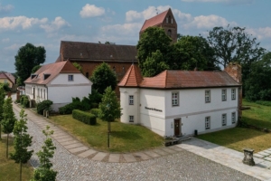 Schoenhausen-mit_Kirche